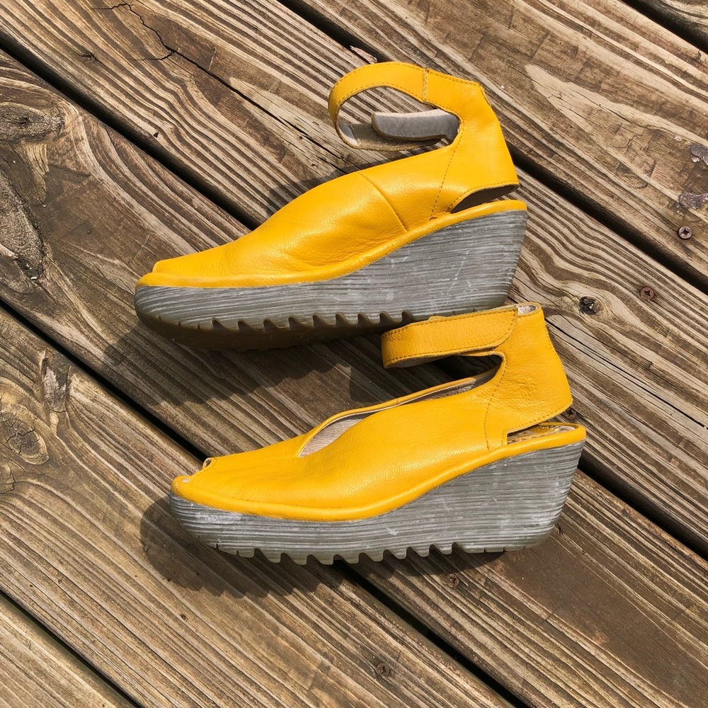 GUC Fly London sandals